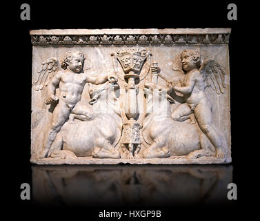 Roman scolpite a rilievo con amorini sacrificare tori,Tempio di Venere Genitrice Roma 30 AD , inv 6718, Napoli Museo Archeologico Nazionale, l'Italia, Foto Stock