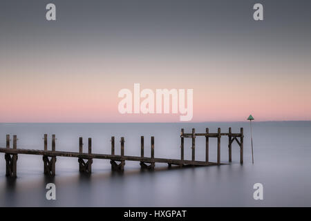 Southend on Sea Jetty con il tramonto del sole, una lunga esposizione Foto Stock