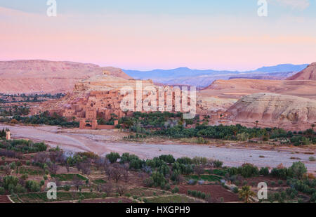 Ksar di Ait-Ben-Haddou e dintorni all'alba, Marocco. Ait-Ben-Haddou lungo la riva di un fiume arida. Foto Stock