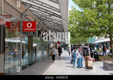 Una fila di negozi nel centro di Brunswick, Bloomsbury, Londra centrale Foto Stock