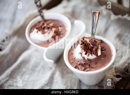 Budino di cioccolato con panna e cioccolato Foto Stock