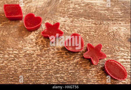 Fatte a mano la marmellata di arance rosse in stampi su sfondo di legno laici piatta Foto Stock