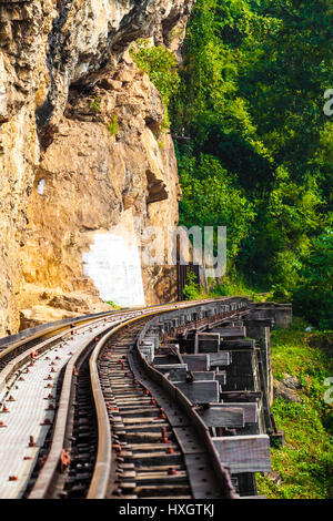 Stazione ferroviaria morto accanto a cliff, lungo il fiume Kwai in Thailandia Foto Stock