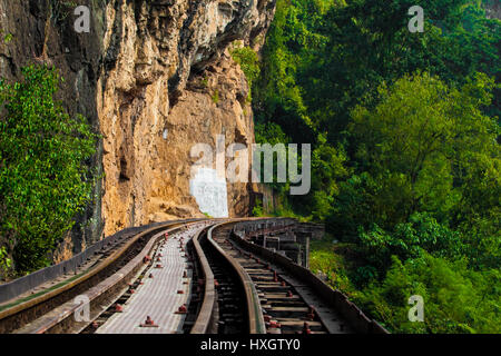 Stazione ferroviaria morto accanto a cliff, lungo il fiume Kwai in Thailandia Foto Stock