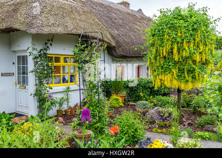 Cottage con tetto di paglia nel villaggio di Adare, Contea di Limerick, Irlanda, Europa Foto Stock