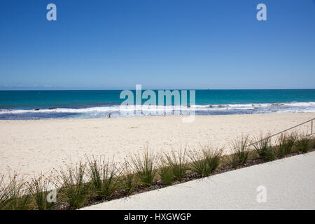 City Beach,WA,Australia-October 5,2016:i turisti a City Beach con oceano Indiano onde impetuose sotto un cielo chiaro in City Beach, Australia occidentale. Foto Stock
