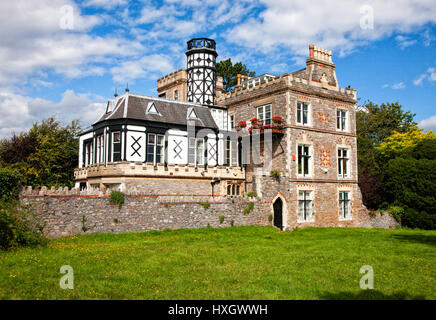 Towerhirst Seawalls sul Durdham Downs a Bristol Regno Unito è una grande villa con mezza torre con travi di legno a vista le navi che solcano l'Avon Gorge Foto Stock