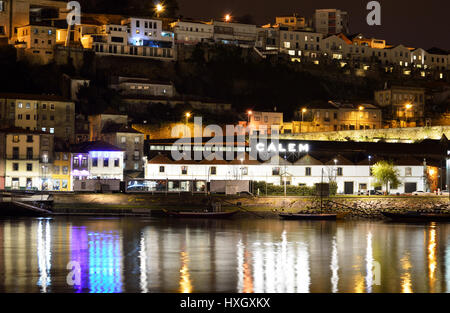 Vista sul Fiume Duoro per Avenida de Diogo Leite di notte nel Porto, night cityscape, Portogallo Foto Stock