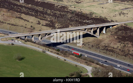 Vista aerea della strada Saddleworth ponte ad arco sopra la M62 nell'Pennines, REGNO UNITO Foto Stock