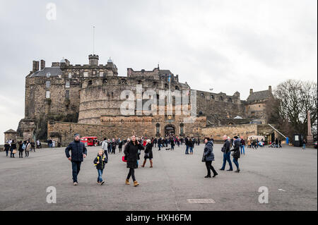 Edimburgo, Scozia - 30 dicembre 2016: Le persone sono in visita a Edimburgo Castello di Edimburgo, Scozia, Regno Unito Foto Stock