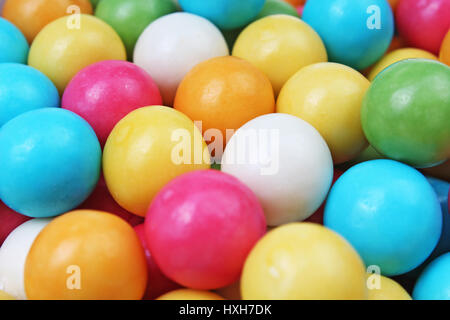 Gomme da masticare chewing gum texture. Rainbow gumballs multicolore gomme da masticare come sfondo. Round rivestite di zucchero candito bubblegum confetti texture Foto Stock