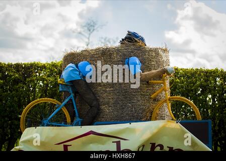 Ciclista in balle di fieno CEDARBARN FARM SHOP VICINO PICKE CEDARBARN FARM SHOP VICINO PICKE PICKERING North Yorkshire Inghilterra 01 Maggio 201 Foto Stock