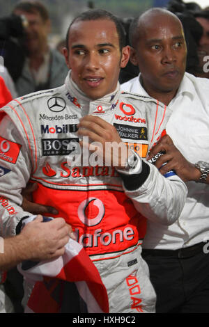 LEWIS HAMILTON MCLAREN MERCE festeggia conquistando il mondo C INTERLAGOS BRASILE 02 Novembre 2008 Foto Stock