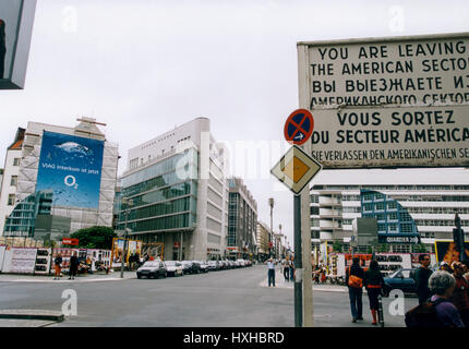Berlino nuovi edifici dove c utilizzato da torri di avvistamento e di una parete a Chekpoint Charlie Foto Stock