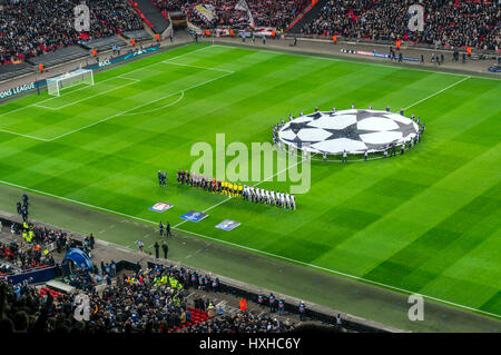 Tottenham Hotspur giocare Bayer Leverkusen in Champions League allo Stadio di Wembley, London, Regno Unito Foto Stock