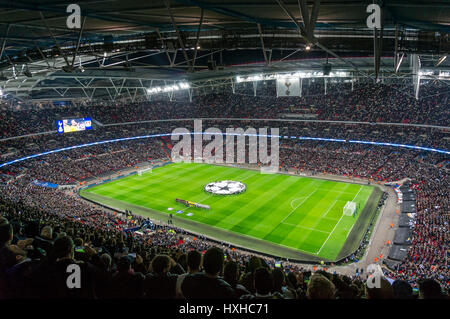 Tottenham Hotspur giocare Bayer Leverkusen in Champions League allo Stadio di Wembley, London, Regno Unito Foto Stock
