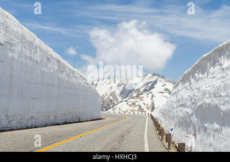 Strada vuota e parete di neve in Giappone Alpi tateyama kurobe route alpino Foto Stock