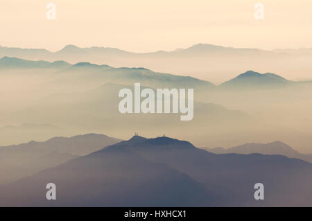 Scenic foggy atmosfera al di sopra delle montagne Giapponesi dalla mattina presto Foto Stock