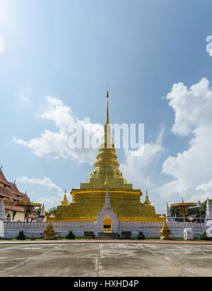 La pagoda dorata e cielo blu in Phra That Chae Haeng tempio, nan provincia della Thailandia Foto Stock