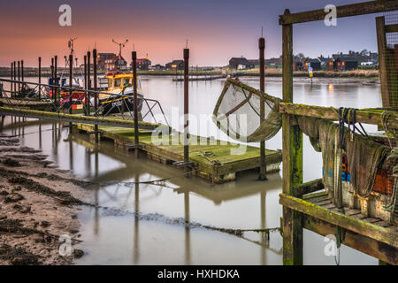 Le reti da pesca appendere sopra i galleggianti su Blackshore in Southwold, Suffolk, all'alba a metà marzo. Foto Stock