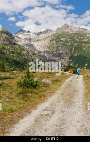 Camminando verso il ghiacciaio del Rodano Foto Stock