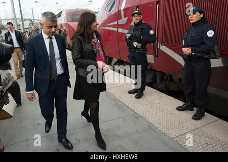 Il sindaco di Londra, Sadiq Khan è soddisfatta dalla sua controparte di Parigi, Anne Hidalgo presso la stazione Gare du Nord della capitale francese come era arrivato da Bruxelles durante la sua visita di 3 giorni per le città europee dove incontrerà i leader dell'Unione europea e funzionari per parlare di Brexit e il recente attacco terroristico a Londra. Foto Stock