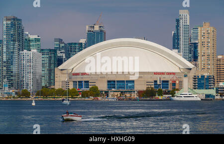 Il Rogers Centre at Queens Quay sul Lago Ontario, Toronto, Ontario, Canada. Foto Stock