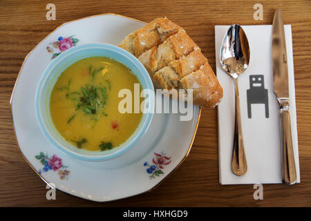 Zuppa servita presso la Piet Hein Eek ristorante di Eindhoven, Paesi Bassi. Foto Stock