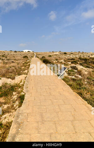 Percorso tra di Mnajdra e Hagar Qim templi preistorici - Malta. guardando in direzione di Hagar Qim. Foto Stock
