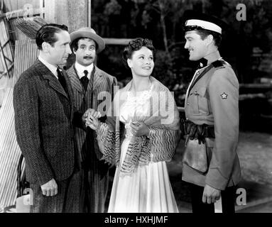 VICTOR JORY, GEORGE TOBIAS, ELIZABETH INGLIS, Dennis MORGAN, del fiume, fine 1940 Foto Stock