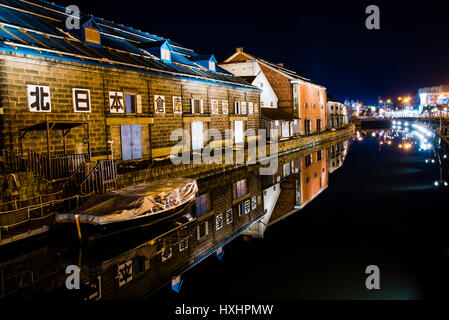 Otaru Canal vista notturna bar sull'altro lato Foto Stock