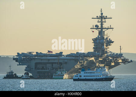 Stern vista della portaerei USS Theodore Roosevelt (CVN71) all'ancora nel Solent, Regno Unito, il 22nd Marzo 2015. Foto Stock