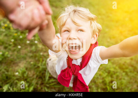 Faccina felice ragazzo in estate giocando romp con padre e divertirsi Foto Stock