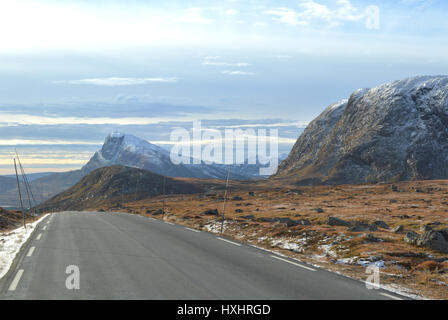 La strada Bygdin con cime innevate sullo sfondo. Da Jotunheimen, Norvegia. Foto Stock