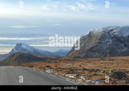 La strada Bygdin con cime innevate sullo sfondo. Da Jotunheimen, Norvegia. Foto Stock