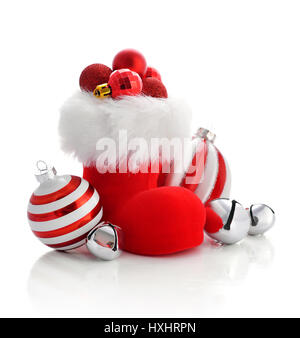 Red Santa's stivali con decorazioni di Natale isolato su sfondo bianco Foto Stock