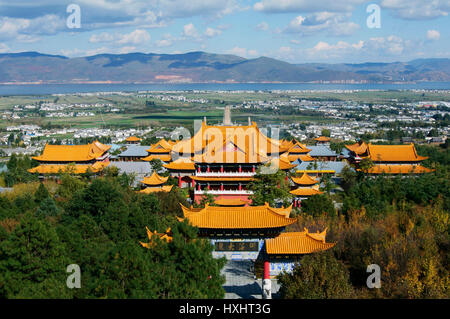 Lago Erhai come visto da di Chong Sheng Tempio Zhonghe Foto Stock