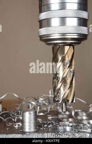 Close-up macchina perforatrice rendendo il foro con la taglierina anulare, core drill. Foto Stock