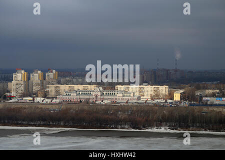 Fiera principale edificio a Nizhny Novgorod sul fiume Oka Foto Stock