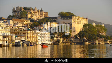 Una barca che porta i visitatori su Udaipur il Lago Pichola, vista palazzo di città come sfondo Foto Stock