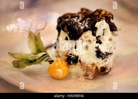 Un delizioso dessert con cioccolato fotografato in close-up Foto Stock