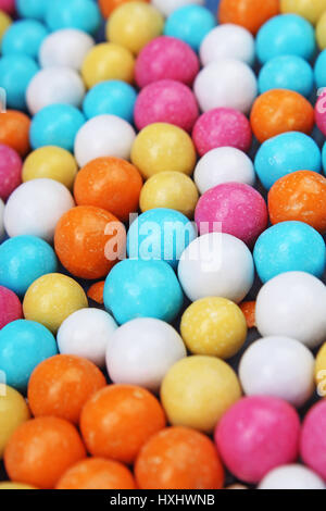 Gomme da masticare chewing gum texture. Rainbow gumballs multicolore gomme da masticare come sfondo. Round rivestite di zucchero candito bubblegum confetti texture Foto Stock