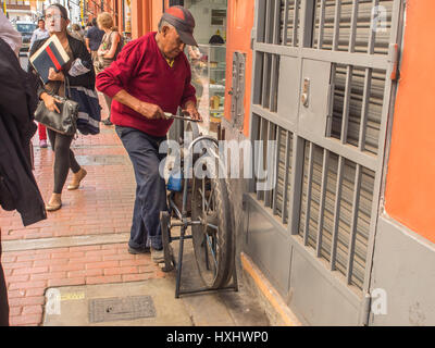 Lima, Perù - 27 Maggio 2016: l'uomo è l'affilatura del coltello sulla strada di Lima Foto Stock