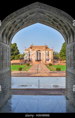 Vista di arenaria dependance attraverso il marmo archway entro la tomba di I'timād-ud-Daulah, Agra Foto Stock