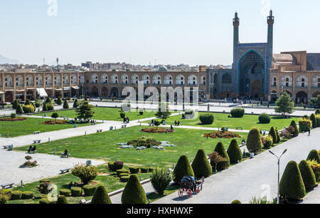 Naqsh-e JAHAN Piazza (l Imam Square, formlerly Shah Square) nel centro di Isfahan in Iran. Vista con Imam moschea (ex Moschea Shah) Foto Stock