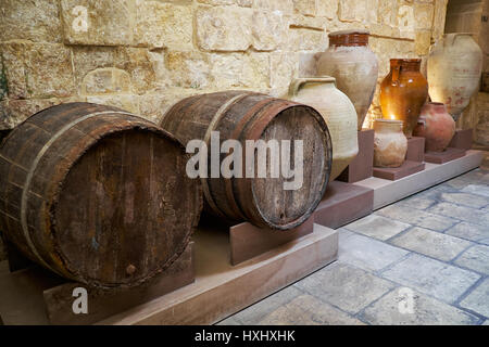 BIRGU, Malta - 25 luglio 2015: I barili e vasi di ceramica e vasi nella zona cucina del palazzo dell'inquisitore nella Vittoriosa (Birgu), Malta. Foto Stock