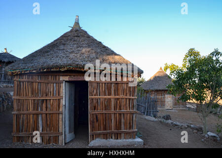 Tipico del Gibuti arrotondata di capanne in un villaggio nel nord del Gibuti, giorno Parco Nazionale Foreste ( Forêt du giorno) nel Corno d Africa Foto Stock