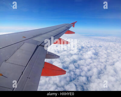 Londra, UK, 15 marzo 2014 : EasyJet jet aereo volare sopra le nuvole a metà in aria in arrivo a una destinazione di vacanza Foto Stock