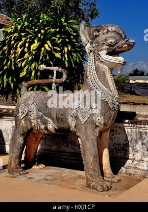Lampang, Tailandia - 28 dicembre 2012: mitico bestia di pietra scultura fianchi la scala d'ingresso al Wat Phra That Lampang Luan * Foto Stock