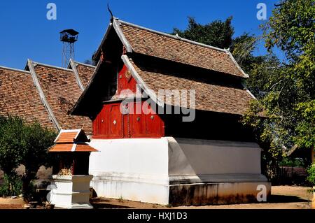 Lampang, Tailandia - 28 dicembre 2012: libreria in legno con la sua unica tetti spioventi di Wat Phra That Lampang Luan * Foto Stock